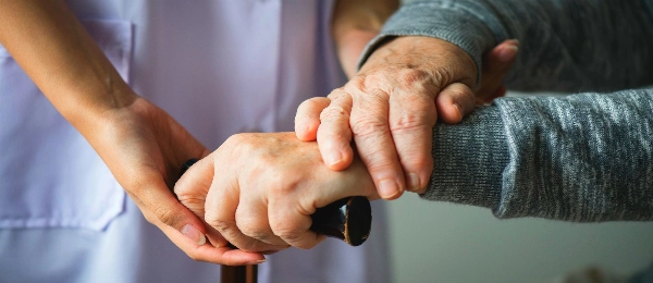 Parkinson hastalığı nasıl anlaşılır? Belirtileri ve nedenleri nelerdir?